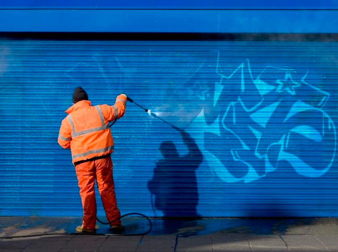 Grupo Serliman hombre limpiando grafitis 