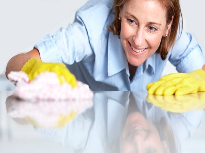 Grupo Serliman mujer con guantes realizando limpieza